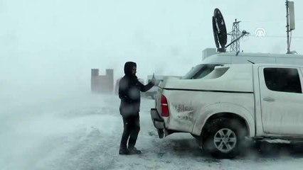Bahçesaray'da çığın düştüğü bölgede arama çalışmaları sürüyor (2)