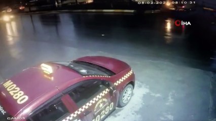 Esenyurt'ta taksinin camlarını sopalarla böyle kırdılar