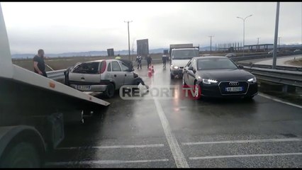 Report TV - Aksident me një të plagosur në Kolonjë, makina bëhet 'copë'
