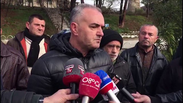 Ora News - Punonjësit e rafinerisë në Ballsh mblidhen sërish para uzinës