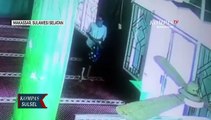 Pencuri isi Kotak Amal Masjid dimakassar Terekam CCTV