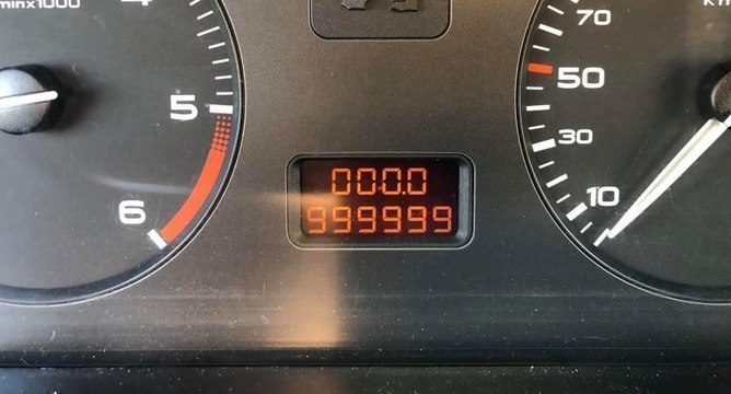 Sa voiture dépasse le million de kilomètres…. Mais de quel modèle s'agit-il ?