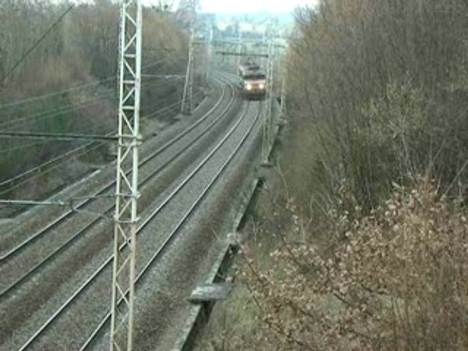 UM de 7200 à la sortie du viaduc de St germain les belles