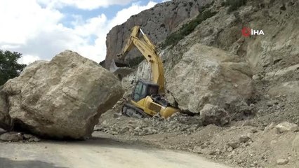 Karaman'da facia teğet geçti...Kepçenin üzerine 30 ton ağırlığında kaya düştü