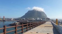 Indahnya Lihat Gunung Sanbangsan Sambil Bersantai di Pinggir Pantai Pulau Jeju
