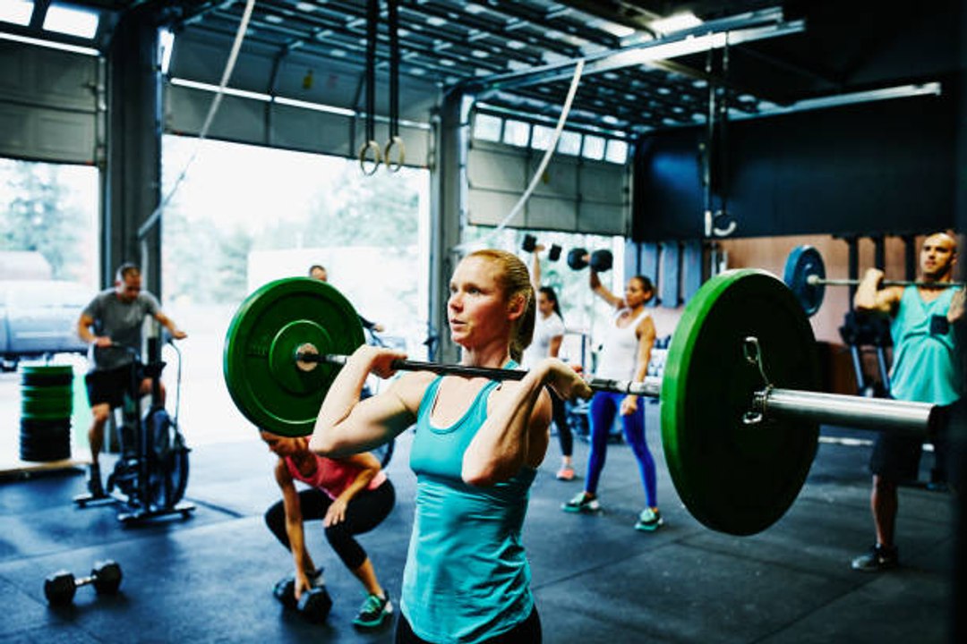 Gewichte stemmen: ideal zur Stärkung der Schultern