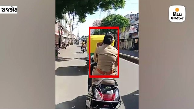 રાજકોટ / મહિલા કોન્સ્ટેબલ ચાલુ સ્કૂટર પર મોબાઇલમાં બિન્દાસ વાતો કરતી હોવાનો વીડિયો વાઇરલ