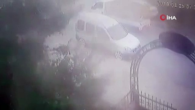 Araçtan 5 bin liralık ses sistemini çalan hırsızlar kamerada