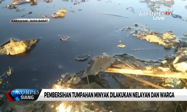Nelayan dan Warga Bersihkan Tumpahan Minyak Pertamina