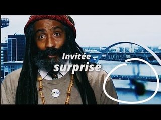 Difficile de se concentrer en regardent cette interview piratée par une araignée