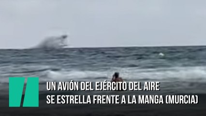 El momento en que un avión del Ejército del Aire se estrella frente a La Manga