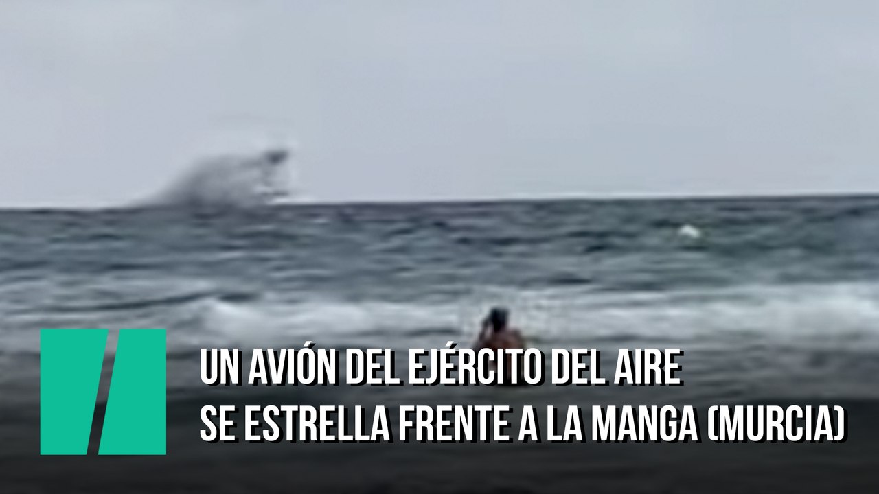 El momento en que un avión del Ejército del Aire se estrella frente a La Manga