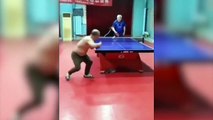 Çin'de amatör masa tenisi turnuvasında iki yaşlının şaşırtıcı performansı