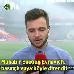Muhabir Euegen Evnevich, basınçlı suya böyle direndi