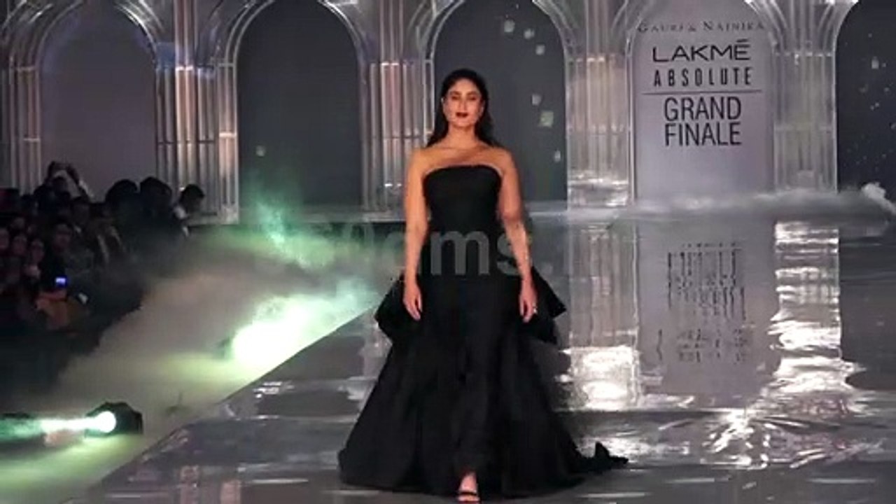 Stunning Kareena Kapoor Khan Walks on Ramp as a Showstopper at Lakme Fashion Week 2019