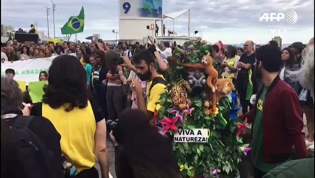 Artistas protestam em Ipanema