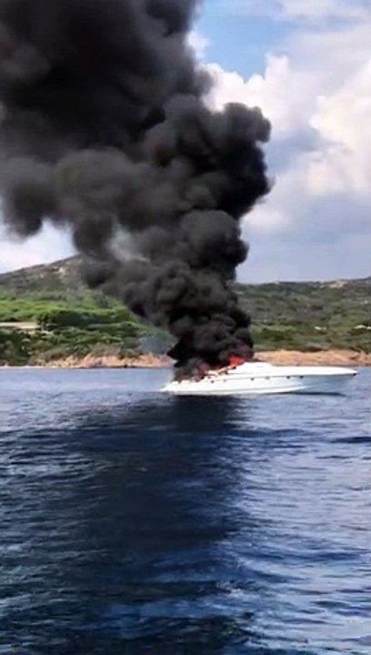 Le bateau de Maître Gims s'embrase en Corse 25 aout 2019