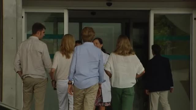 La infanta Cristina y sus hijos visitan a don Juan Carlos en el hospital