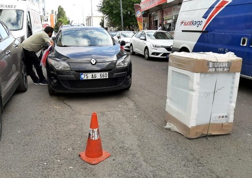 Bahşiş almak için çamaşır makinesi ile düğün konvoyunun önünü kesti