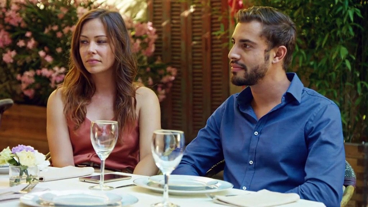 Plus Belle la Vie - Abdel et Johanna s'embrassent