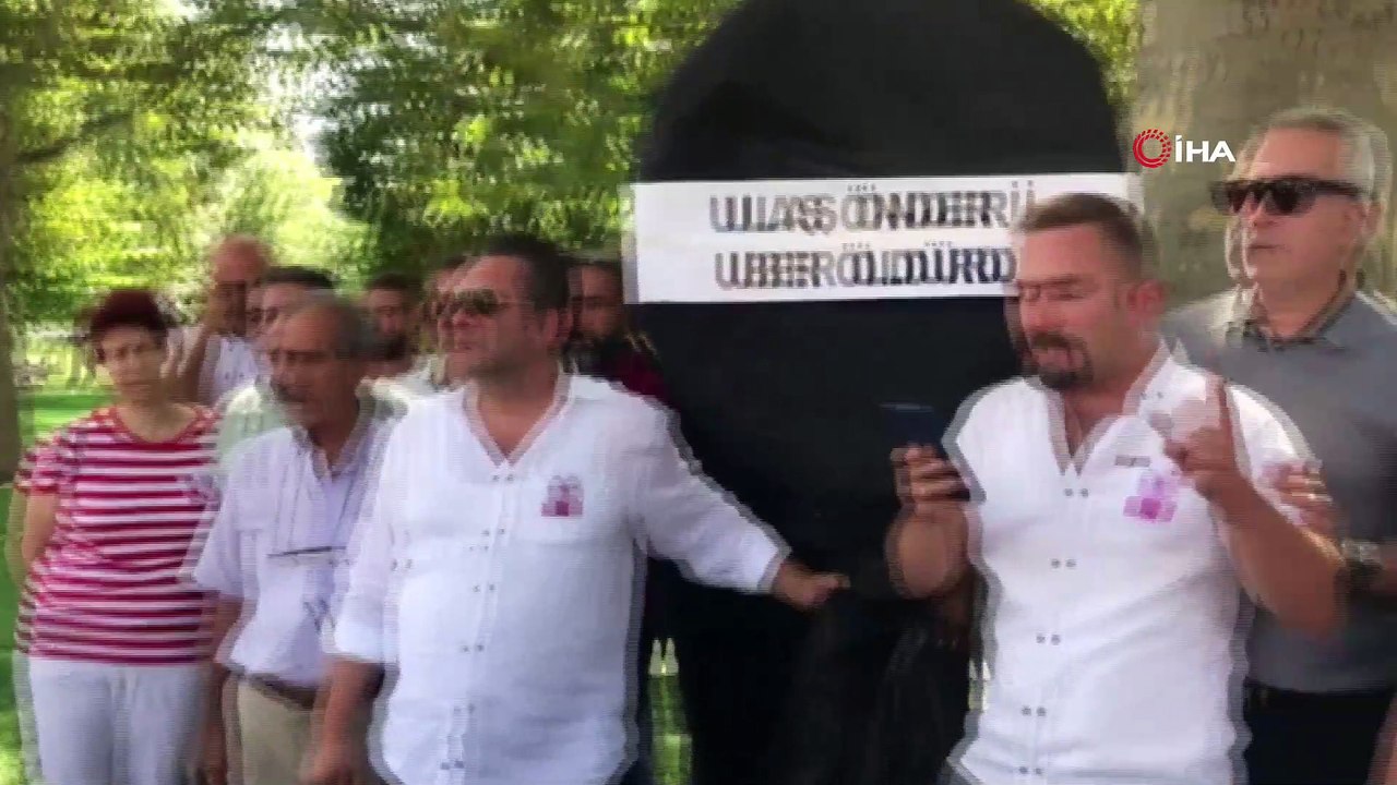 BEKLEMEDE- UBER mağdurları: “Bizler hayata tutunmakta zorluk çekiyoruz, düşmek üzereyiz”- UBER mağdurları borçları için intihar eden arkadaşları işin eylem yaptı- Gıyabi cenaze namazlı kılıp siyah çelenk bırakan mağdurları UBER’i prote