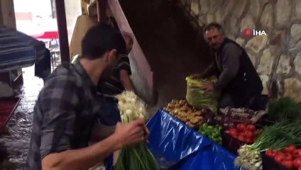 Bayburt’ta sağanak yağış sele dönüştü