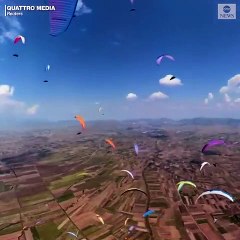 Paraşütçülerin gökyüzündeki dansı