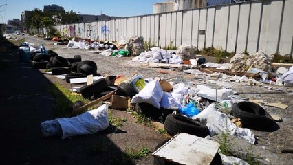 Une rue d'Ivry-sur-Seine transformée en décharge à ciel ouvert