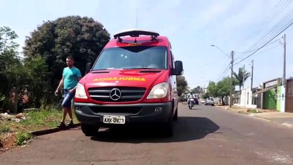 Mulher é socorrida após queda de altura de dois metros