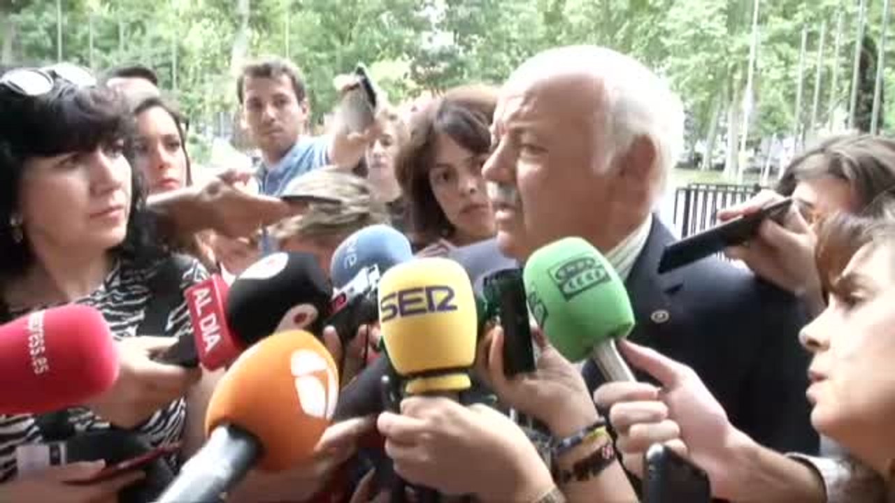 El consejero de Salud andaluz insiste en que "la gestión de la Junta ha sido totalmente transparente"