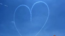 Vídeo: así dibuja corazones en el aire la Patrulla Águila