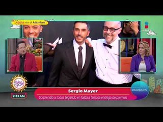 Скачать видео: ¡Sergio Mayer llegó con falda a los Premios Metropolitanos! | Sale el Sol