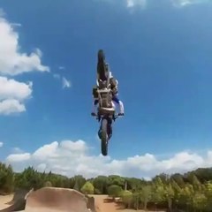 Ce pilote de drone suit un motard et c'est impressionnant