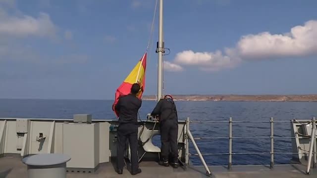 'El Audaz' permanece a la espera de poder recoger 15 inmigrantes del Open Arms