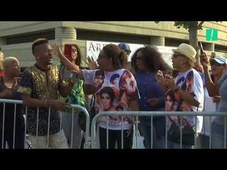 Descargar video: Des centaines de fans réunis pour accueillir le corps d'Aretha Franklin au Wright Museum à Detroit