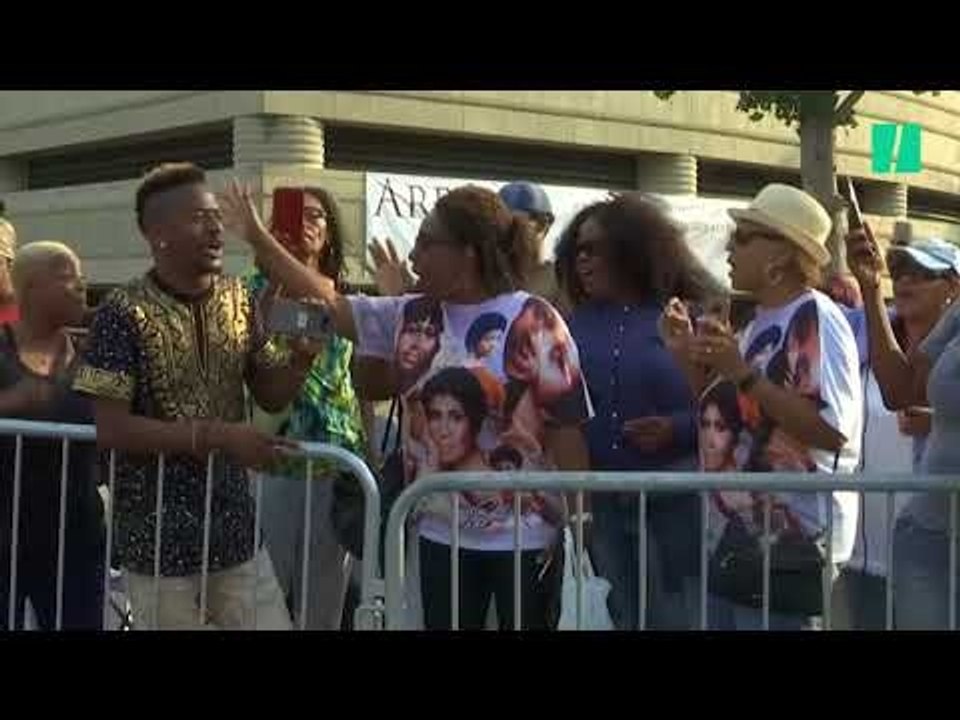 Des centaines de fans réunis pour accueillir le corps d'Aretha Franklin au Wright Museum à Detroit
