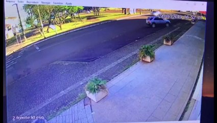 Câmeras flagram colisão entre carro e moto na Rua Mato Grosso