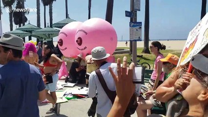 Christians vs nudists on Venice Beach