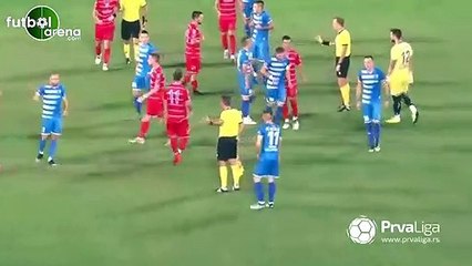 Sakatlanan oyuncu yerde yatarken gol atınca saha karıştı...