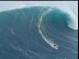 SURFER SUR UNE VAGUE GEANTE