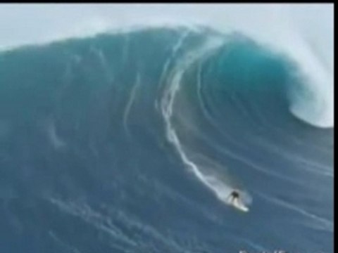 SURFER SUR UNE VAGUE GEANTE