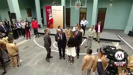 AMLO sorprende y camina por Centro Histórico para dar inicio al ciclo escolar