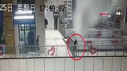 Çöken AVM çatısındaki su, bir kişiyi metrelerce öteye sürükledi