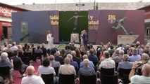 Barcelona unveil statue honouring Johan Cruyff