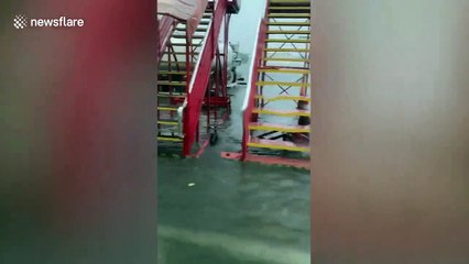 Cet aéroport est inondé sur la piste aux Philippines ! Impossible de prendre l'avion !