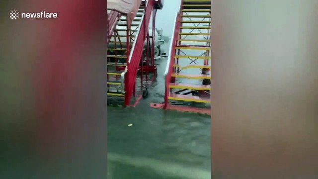 Cet aéroport est inondé sur la piste aux Philippines ! Impossible de prendre l'avion !