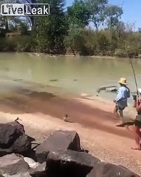 Ce crocodile vole le poisson d'un pêcheur à peine sorti de l'eau !
