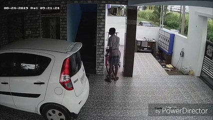 வீட்டுக்குள் புகுந்து சைக்கிளை திருடிச்செல்லும் நபர்..சிசிடிவி வீடியோ