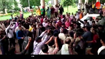 Indore में प्रदर्शन कर रहे Ola Uber Drivers पर पुलिस का डंडा चला | Madhya Pradesh News | TNT