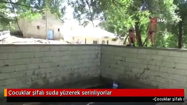 Çocuklar şifalı suda yüzerek serinliyorlar